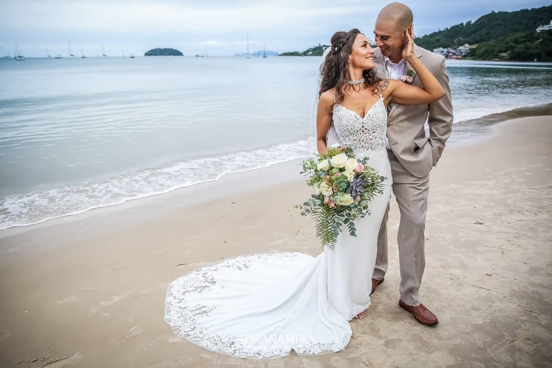 casal-noiva-noivo-buque-praia-entardecer-areia-mar-casamento